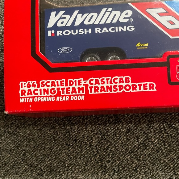 1994 Valvoline Racing Champions NASCAR
Cab Racing Team Transporter - Picture 4 of 8